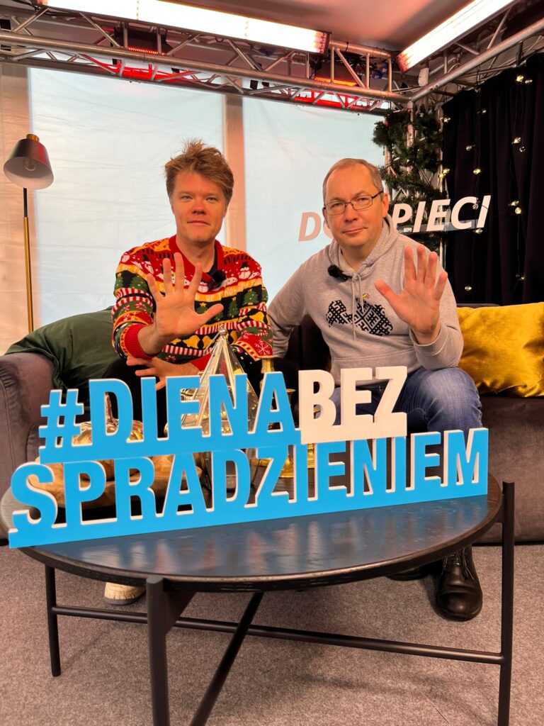 DJ Toms Grevins joined by Uldis Biķis Chairman of the Supervisory Board of Latvijas Finieris in front of #dienabezspradzieniem